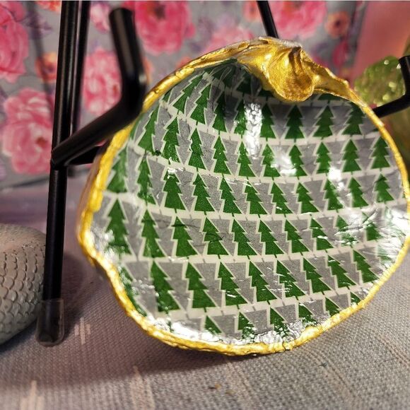 DECOUPAGE CLAM SHELL DECOUPAGE CHRISTMAS TREES ON A CLAM SHELL TRINKET DISH - Picture 2 of 10